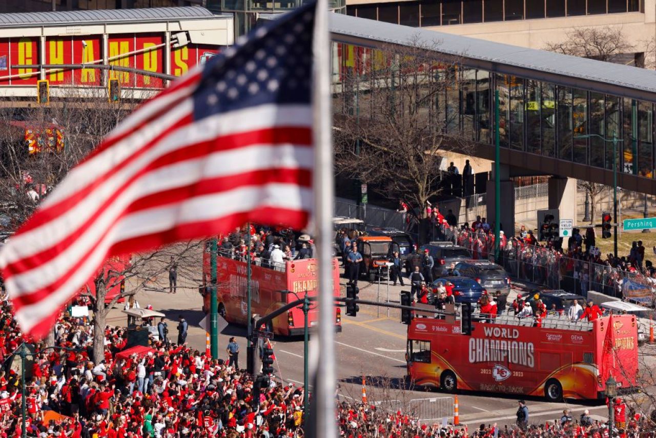 Tragedie la sărbătoarea paradei pentru succesul de la Super Bowl, în Kansas City! O persoană a fost ucisă și mai multe rănite _4