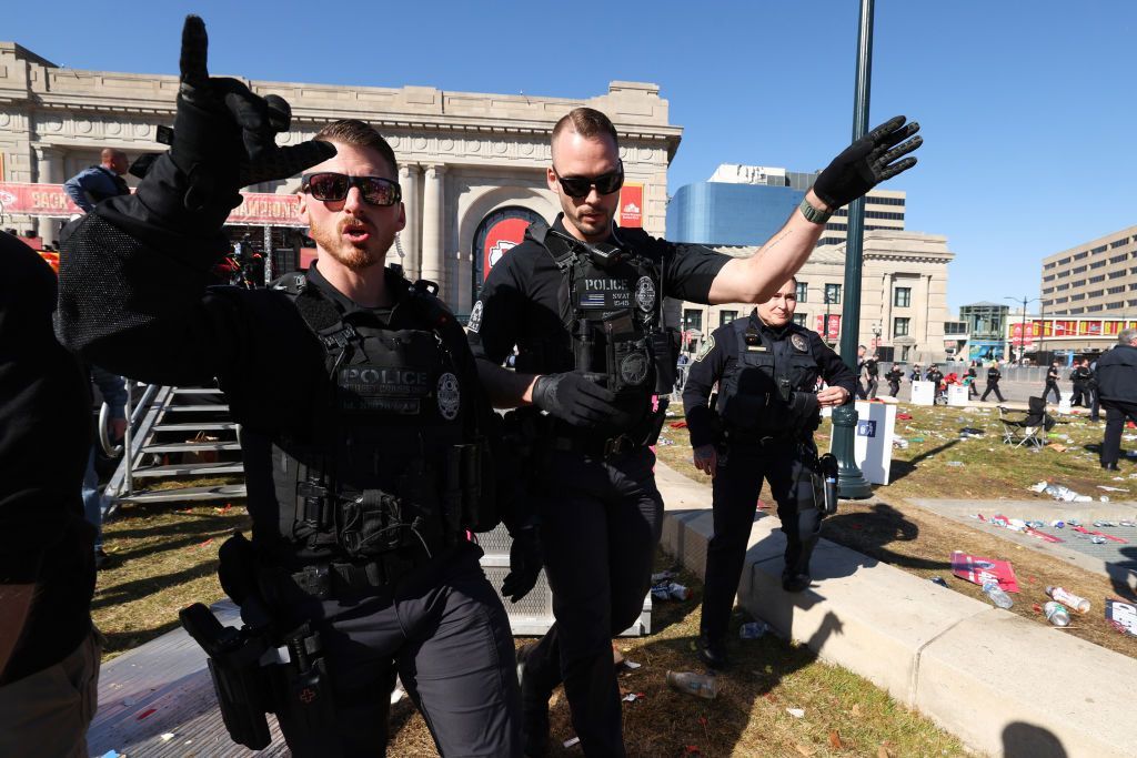Tragedie la sărbătoarea paradei pentru succesul de la Super Bowl, în Kansas City! O persoană a fost ucisă și mai multe rănite _6