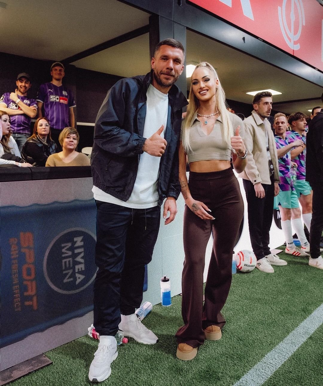 S-a refugiat în brațele celei mai sexy fotbaliste din lume după ce s-a făcut de râs în meciul în care a dat gol _17