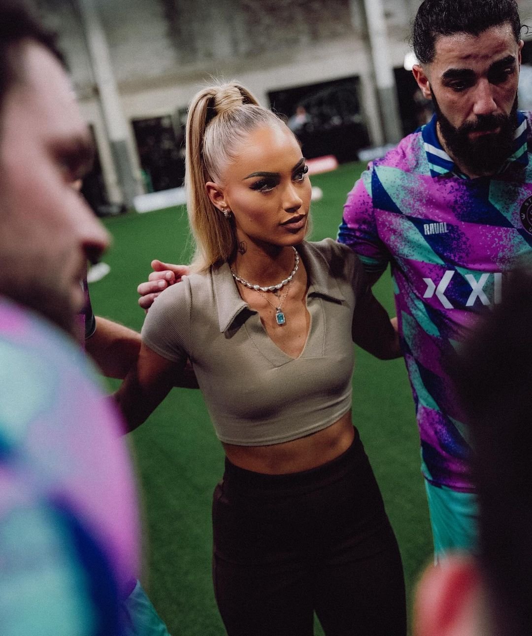 S-a refugiat în brațele celei mai sexy fotbaliste din lume după ce s-a făcut de râs în meciul în care a dat gol _18