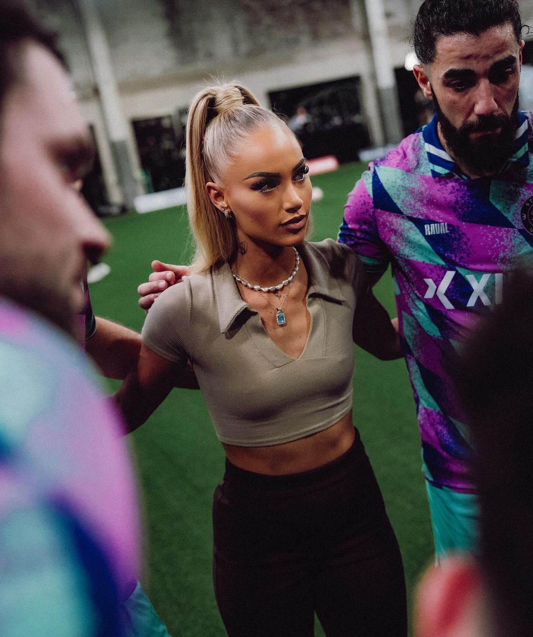 S-a refugiat în brațele celei mai sexy fotbaliste din lume după ce s-a făcut de râs în meciul în care a dat gol _18