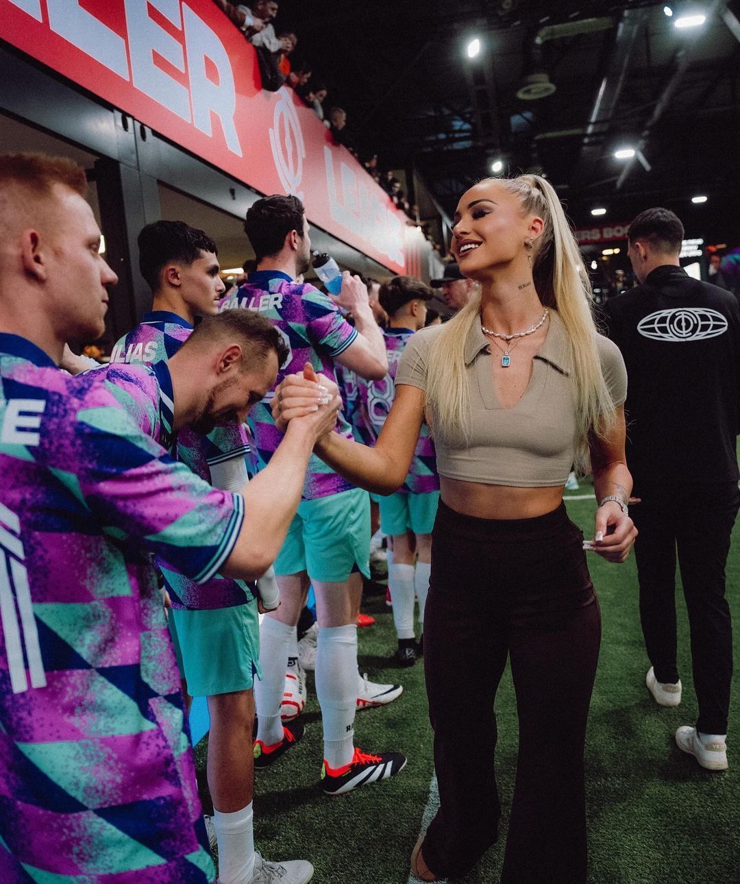 S-a refugiat în brațele celei mai sexy fotbaliste din lume după ce s-a făcut de râs în meciul în care a dat gol _21