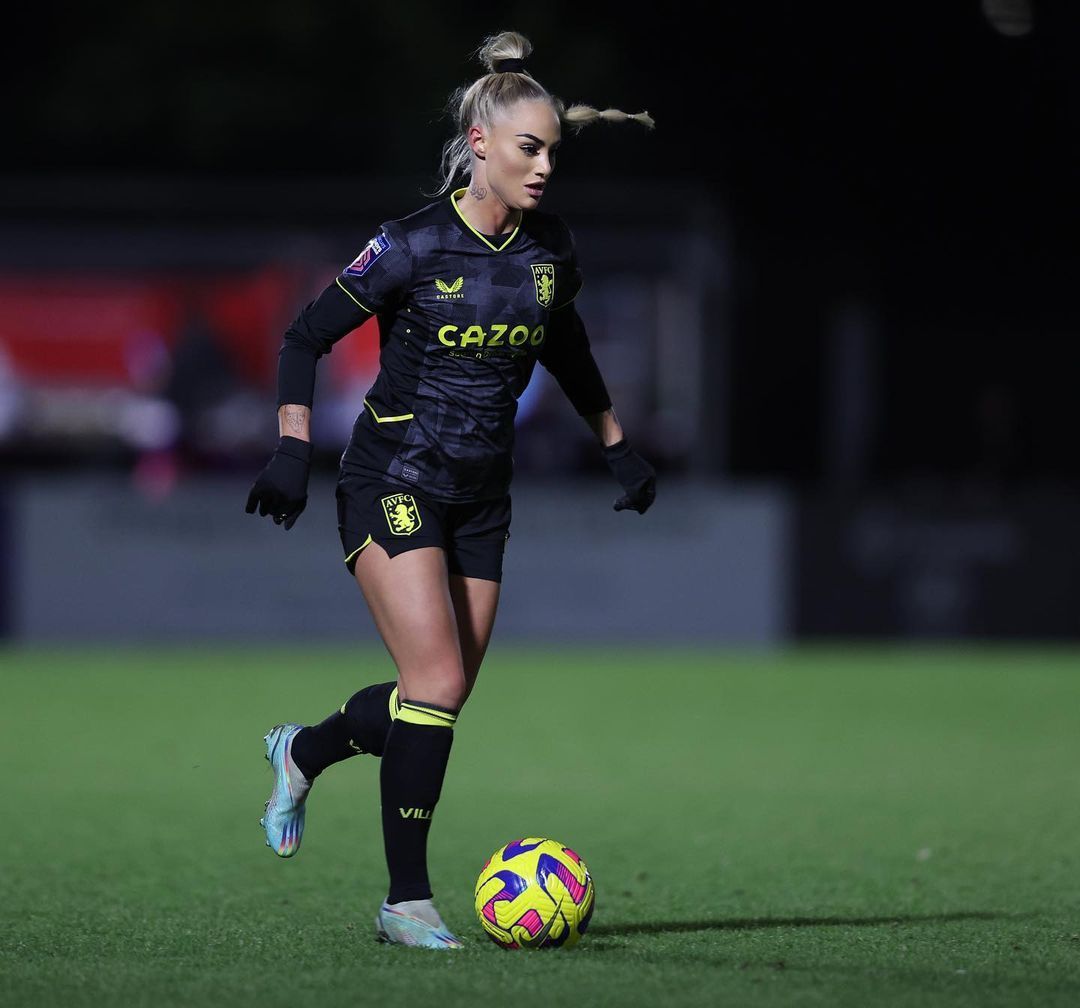 S-a refugiat în brațele celei mai sexy fotbaliste din lume după ce s-a făcut de râs în meciul în care a dat gol _102
