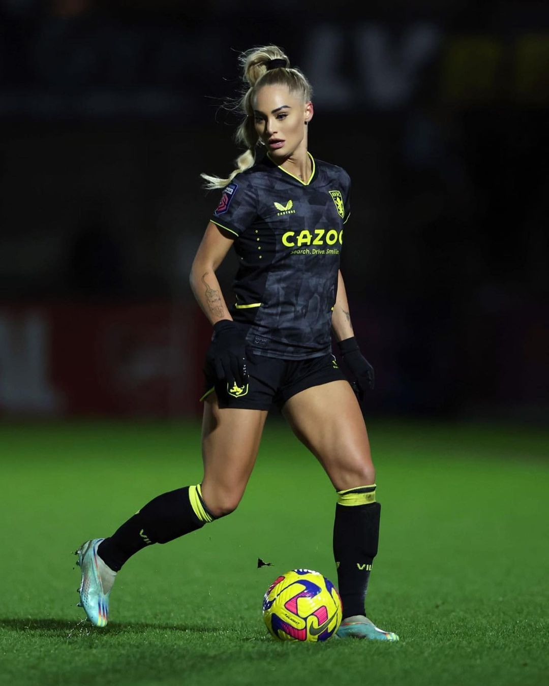 S-a refugiat în brațele celei mai sexy fotbaliste din lume după ce s-a făcut de râs în meciul în care a dat gol _109