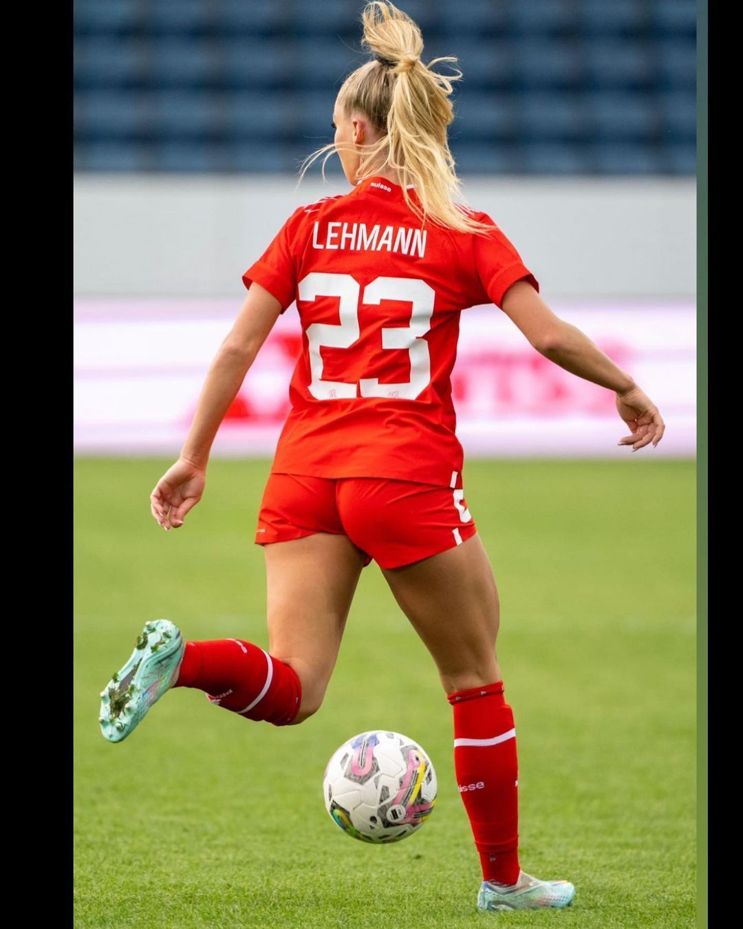 S-a refugiat în brațele celei mai sexy fotbaliste din lume după ce s-a făcut de râs în meciul în care a dat gol _120