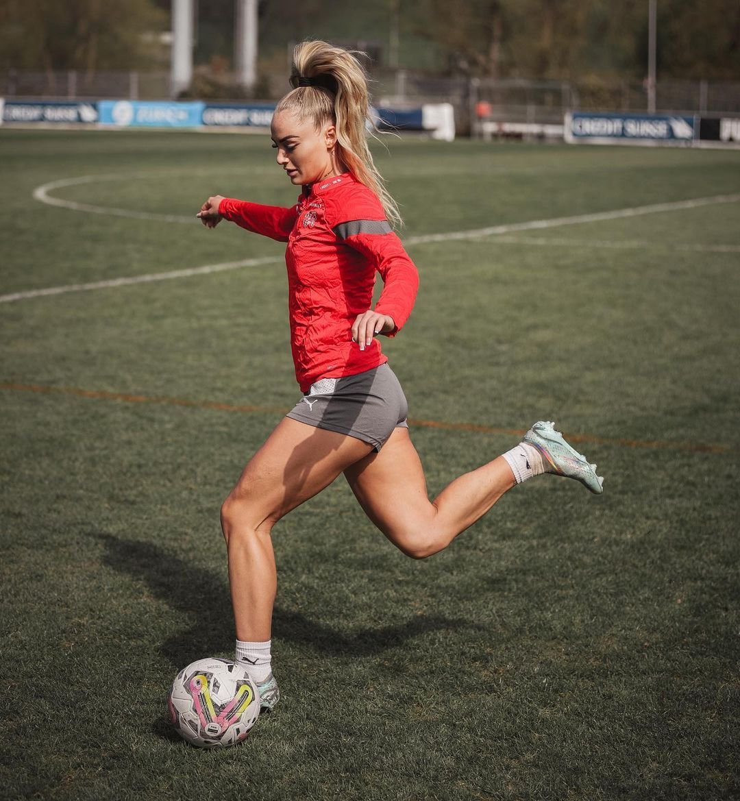 S-a refugiat în brațele celei mai sexy fotbaliste din lume după ce s-a făcut de râs în meciul în care a dat gol _123