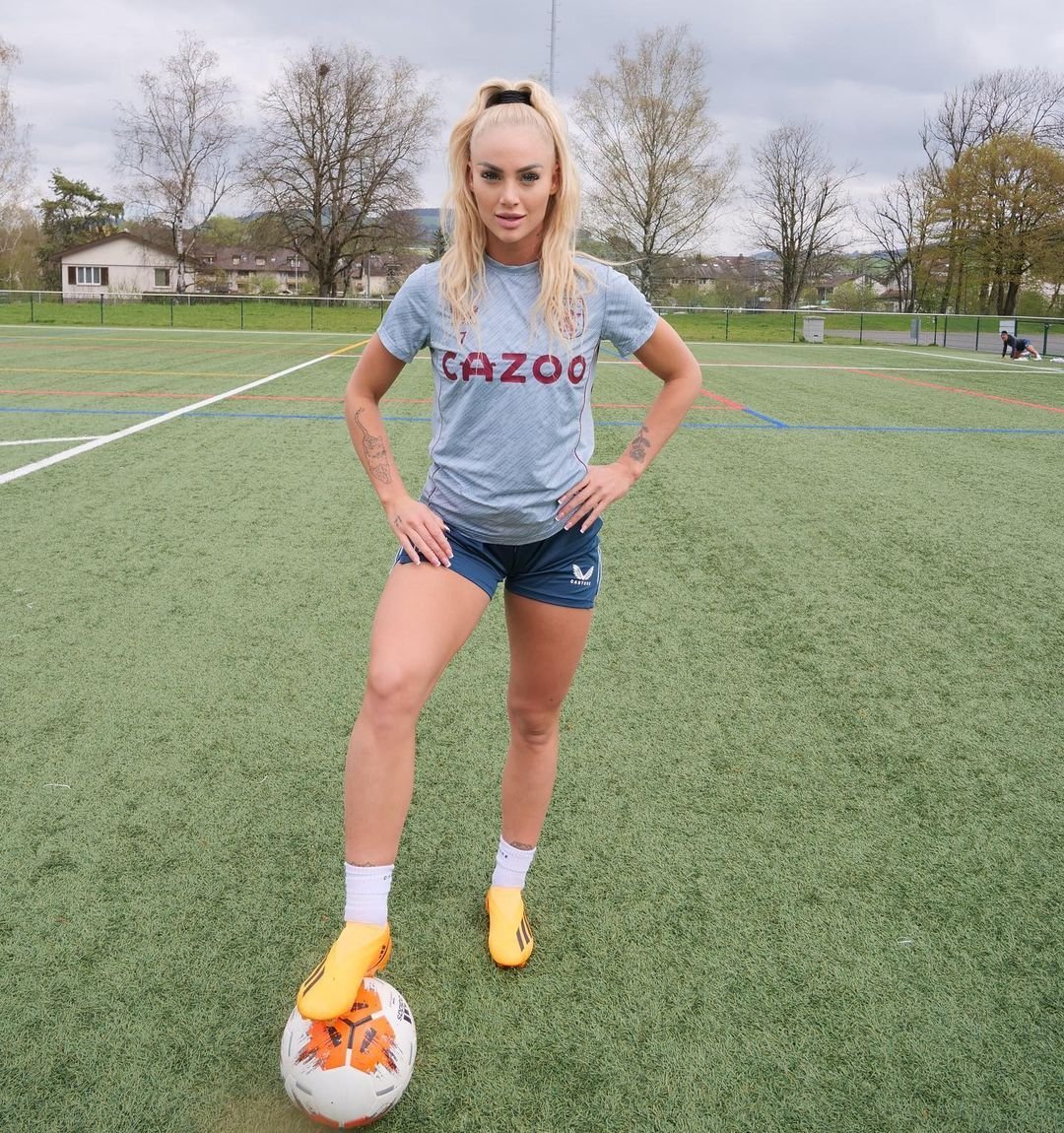 S-a refugiat în brațele celei mai sexy fotbaliste din lume după ce s-a făcut de râs în meciul în care a dat gol _138