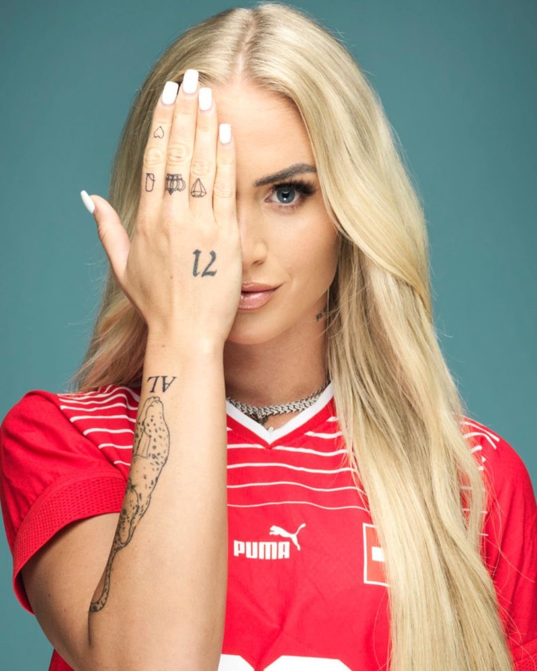 S-a refugiat în brațele celei mai sexy fotbaliste din lume după ce s-a făcut de râs în meciul în care a dat gol _157