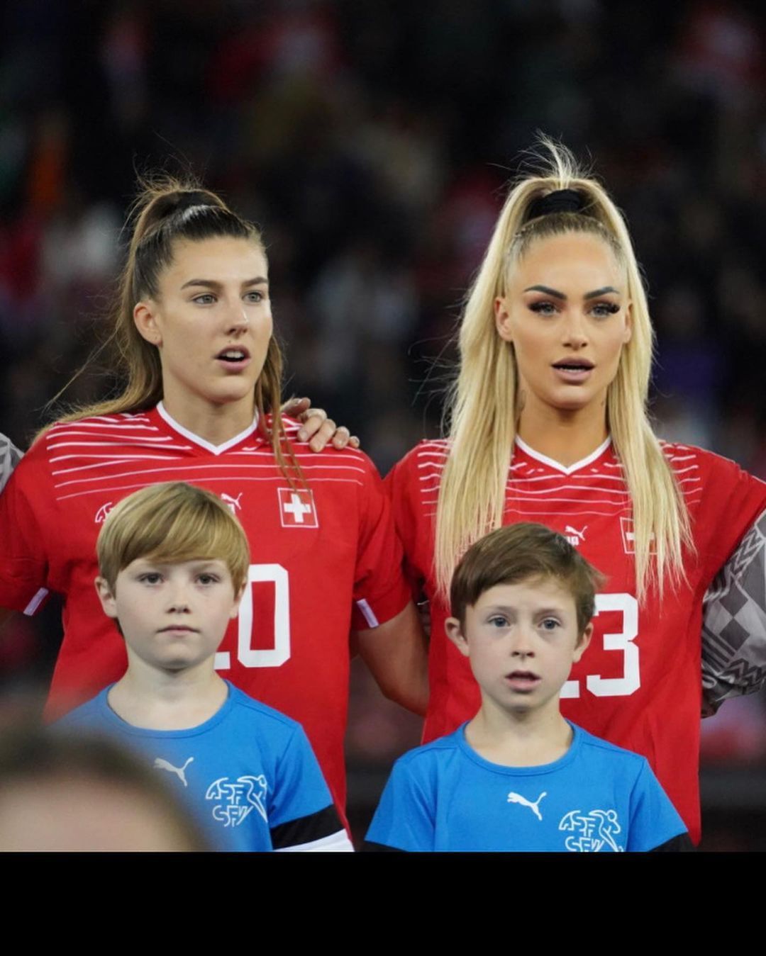 S-a refugiat în brațele celei mai sexy fotbaliste din lume după ce s-a făcut de râs în meciul în care a dat gol _164