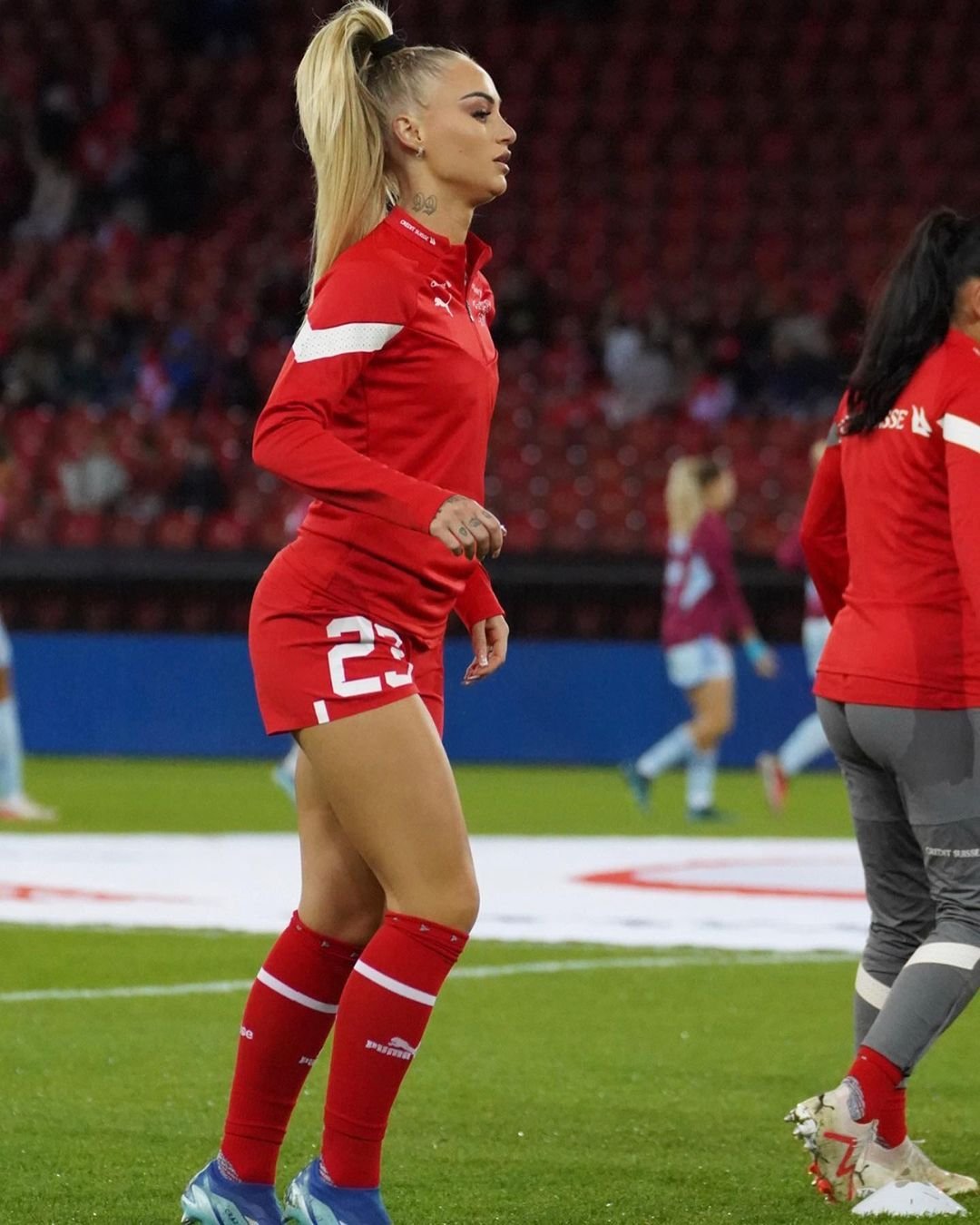 S-a refugiat în brațele celei mai sexy fotbaliste din lume după ce s-a făcut de râs în meciul în care a dat gol _165