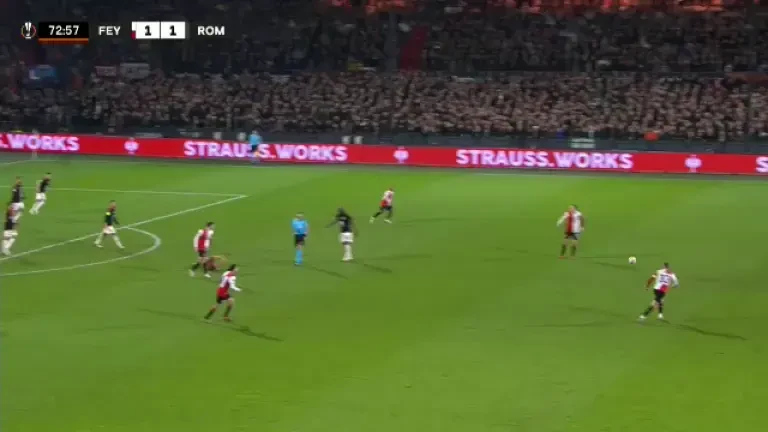 Feyenoord - AS Roma | Radu Petrescu, lovit cu mingea în față