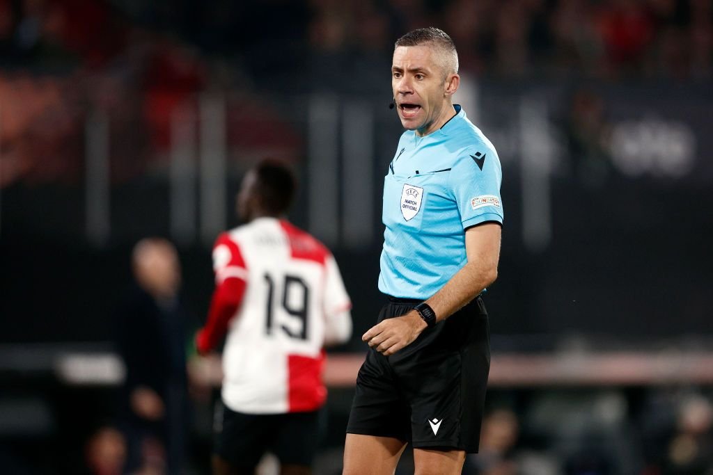 Radu Petrescu, făcut K.O. cu mingea în Feyenoord - AS Roma! Momentul în care arbitrul român a fost lovit _3
