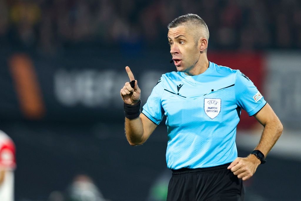 Radu Petrescu, făcut K.O. cu mingea în Feyenoord - AS Roma! Momentul în care arbitrul român a fost lovit _4