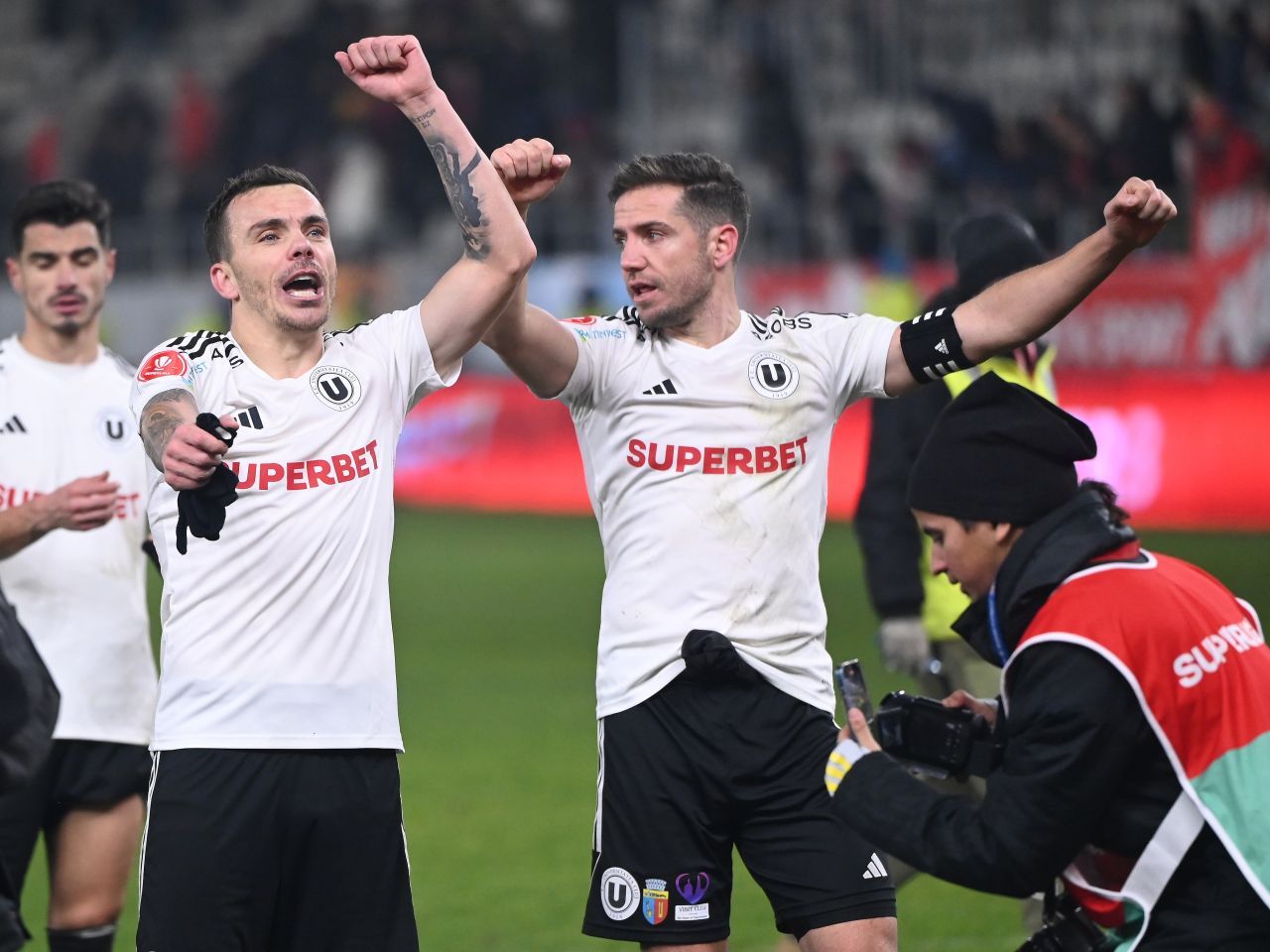 Scene INCREDIBILE dupa promovarea Stelei in liga a 3-a! Ca la derby-urile din alte vremuri: ultrasii au luat cupele si au aprins torte si fumigene! Show TOTAL_10
