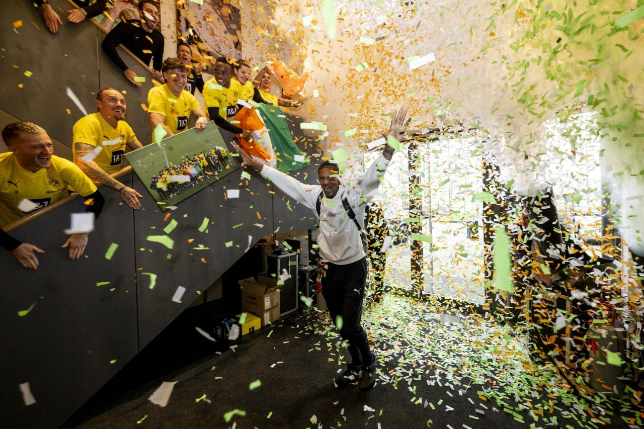 Sebastien Haller a fost primit ca un adevărat campion la Dortmund. Surpriza pregătită de colegii de la echipă_2