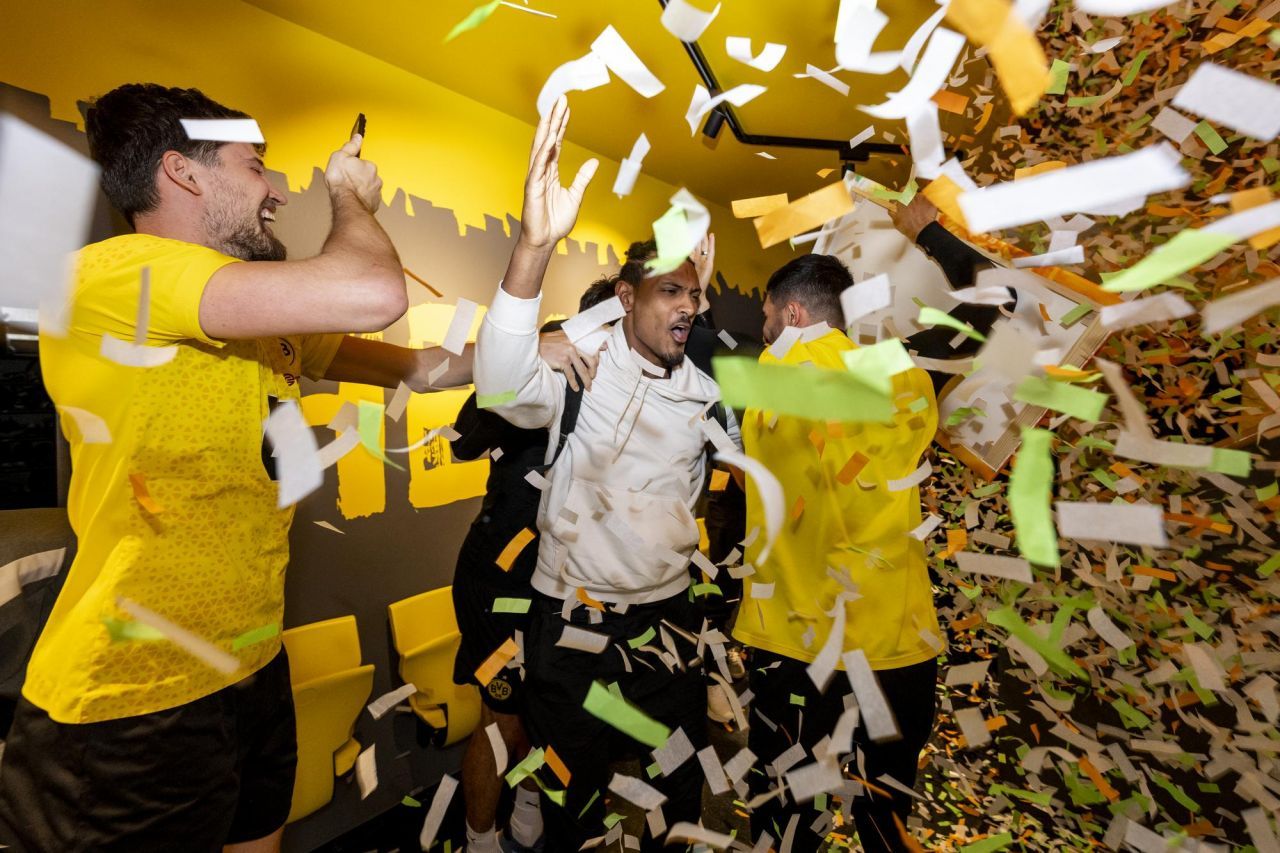 Sebastien Haller a fost primit ca un adevărat campion la Dortmund. Surpriza pregătită de colegii de la echipă_3