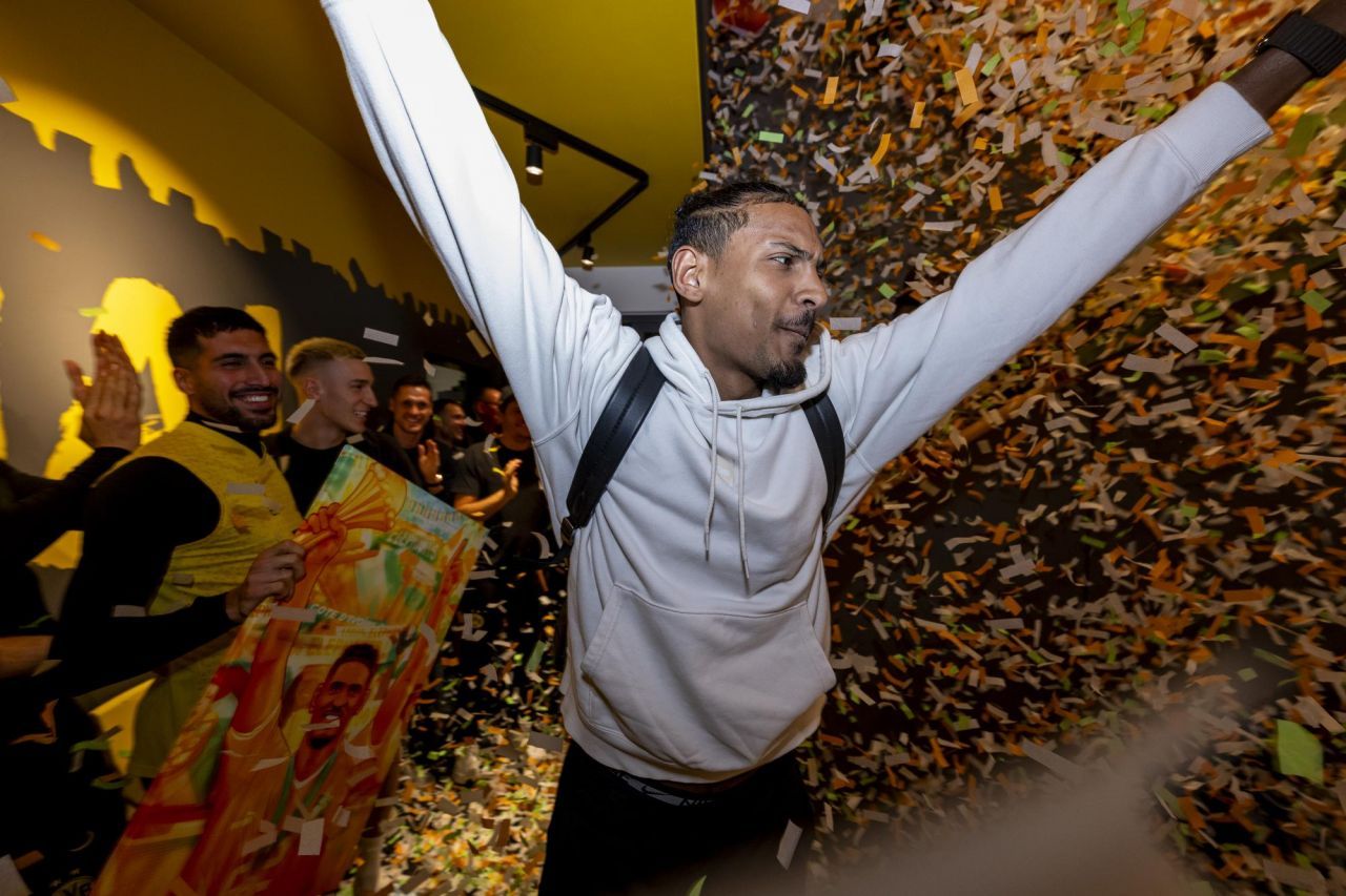 Sebastien Haller a fost primit ca un adevărat campion la Dortmund. Surpriza pregătită de colegii de la echipă_1