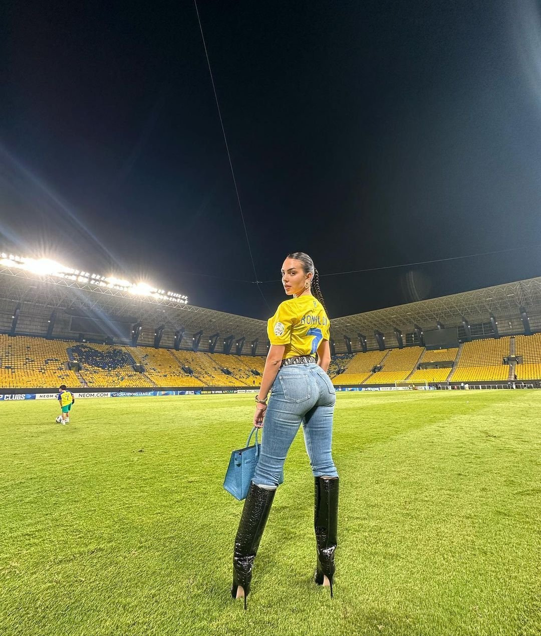 Scene INCREDIBILE dupa promovarea Stelei in liga a 3-a! Ca la derby-urile din alte vremuri: ultrasii au luat cupele si au aprins torte si fumigene! Show TOTAL_13