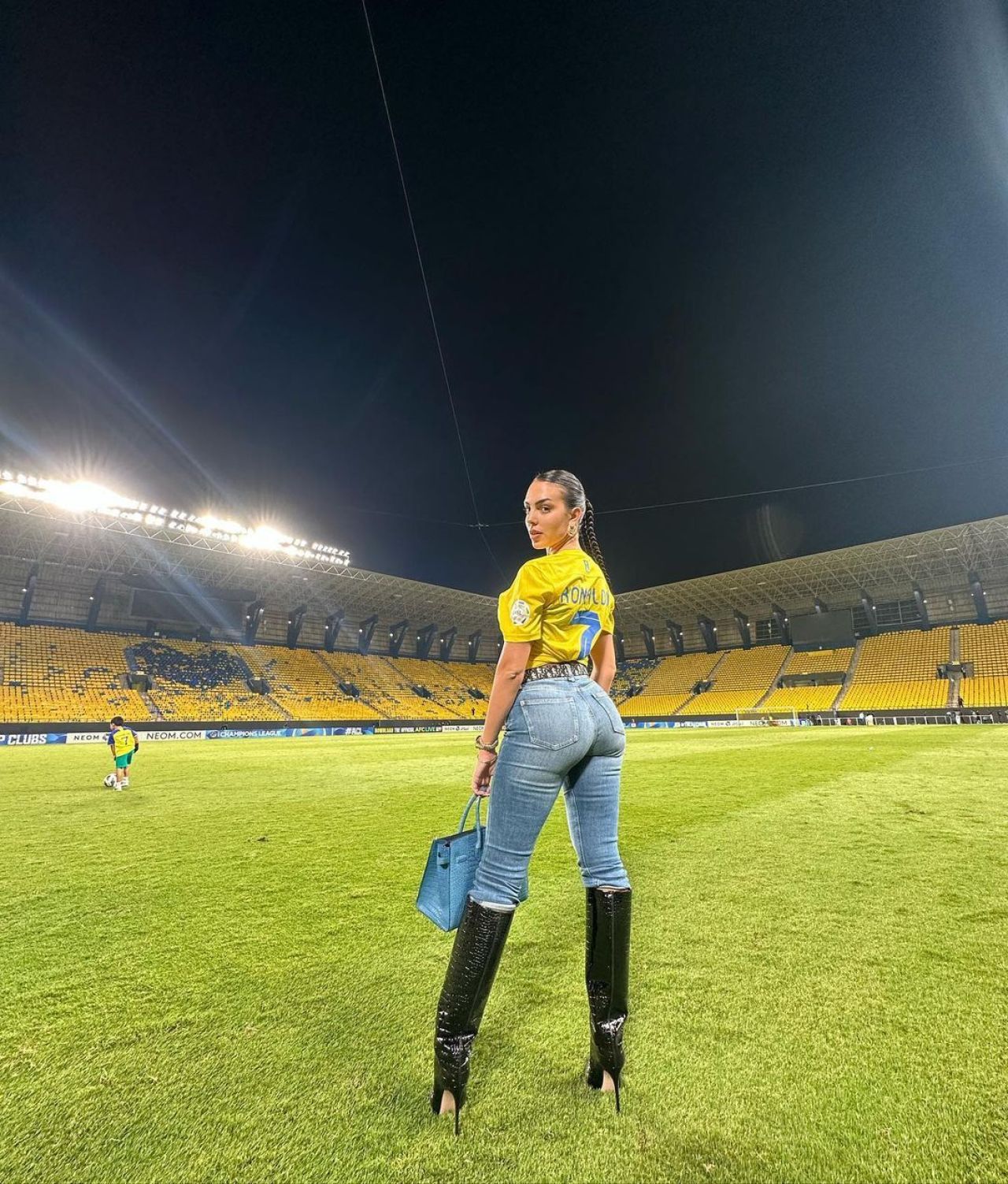 Scene INCREDIBILE dupa promovarea Stelei in liga a 3-a! Ca la derby-urile din alte vremuri: ultrasii au luat cupele si au aprins torte si fumigene! Show TOTAL_13