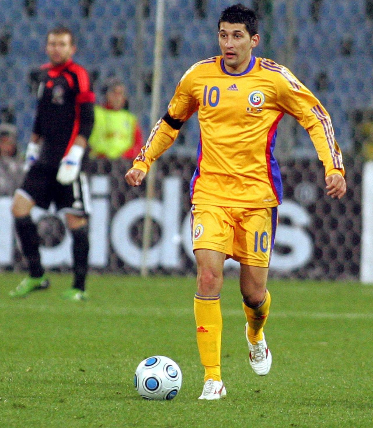 Florin Costea, surprins &icirc;n tribună alături de Adrian Mititelu.&nbsp;Cum arată fostul atacant, la 38 de ani