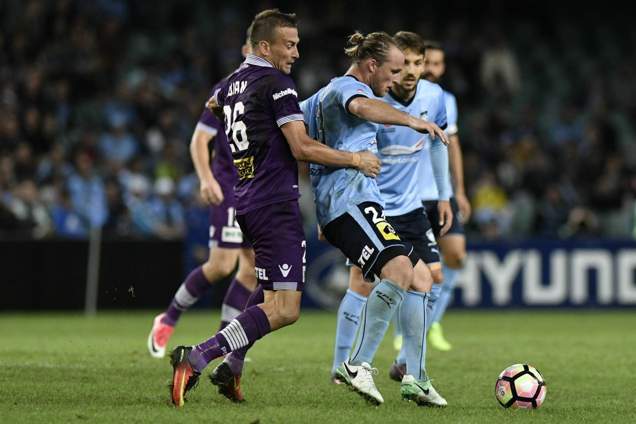 Globe-trotter-ul Lucian Goian: a jucat în China, India și Australia! Adversari: Malouda, Robbie Keane, Riise, Berbatov și Anelka: 