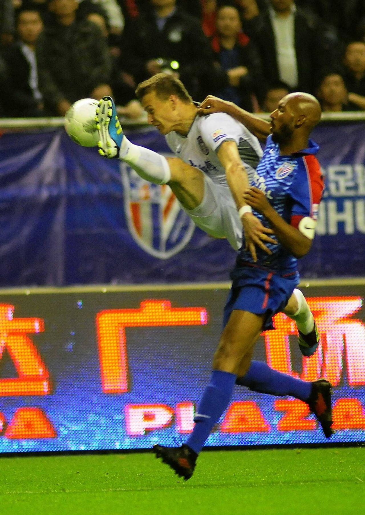 Globe-trotter-ul Lucian Goian: a jucat în China, India și Australia! Adversari: Malouda, Robbie Keane, Riise, Berbatov și Anelka: 