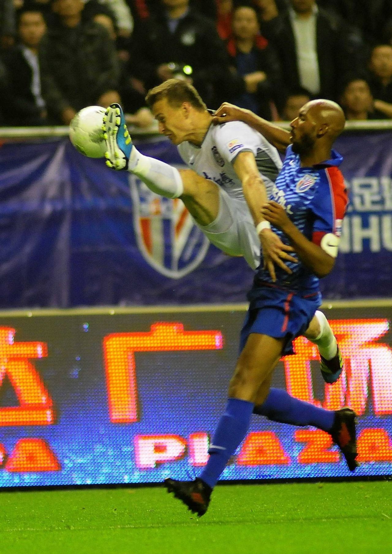 Globe-trotter-ul Lucian Goian: a jucat în China, India și Australia! Adversari: Malouda, Robbie Keane, Riise, Berbatov și Anelka: