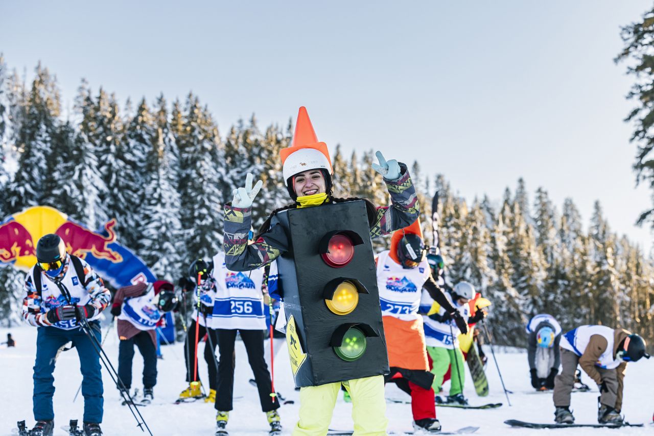 100 de schiori și snowboarderi s-au întrecut în weekend în cea mai trăsnită competiție de pe pârtie, Red Bull Homerun_3