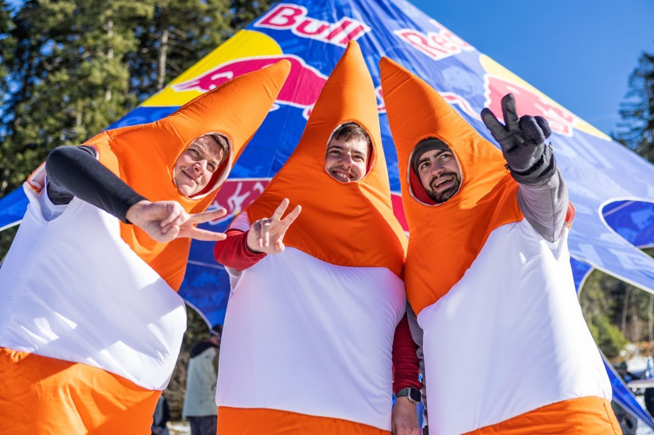 100 de schiori și snowboarderi s-au întrecut în weekend în cea mai trăsnită competiție de pe pârtie, Red Bull Homerun_9
