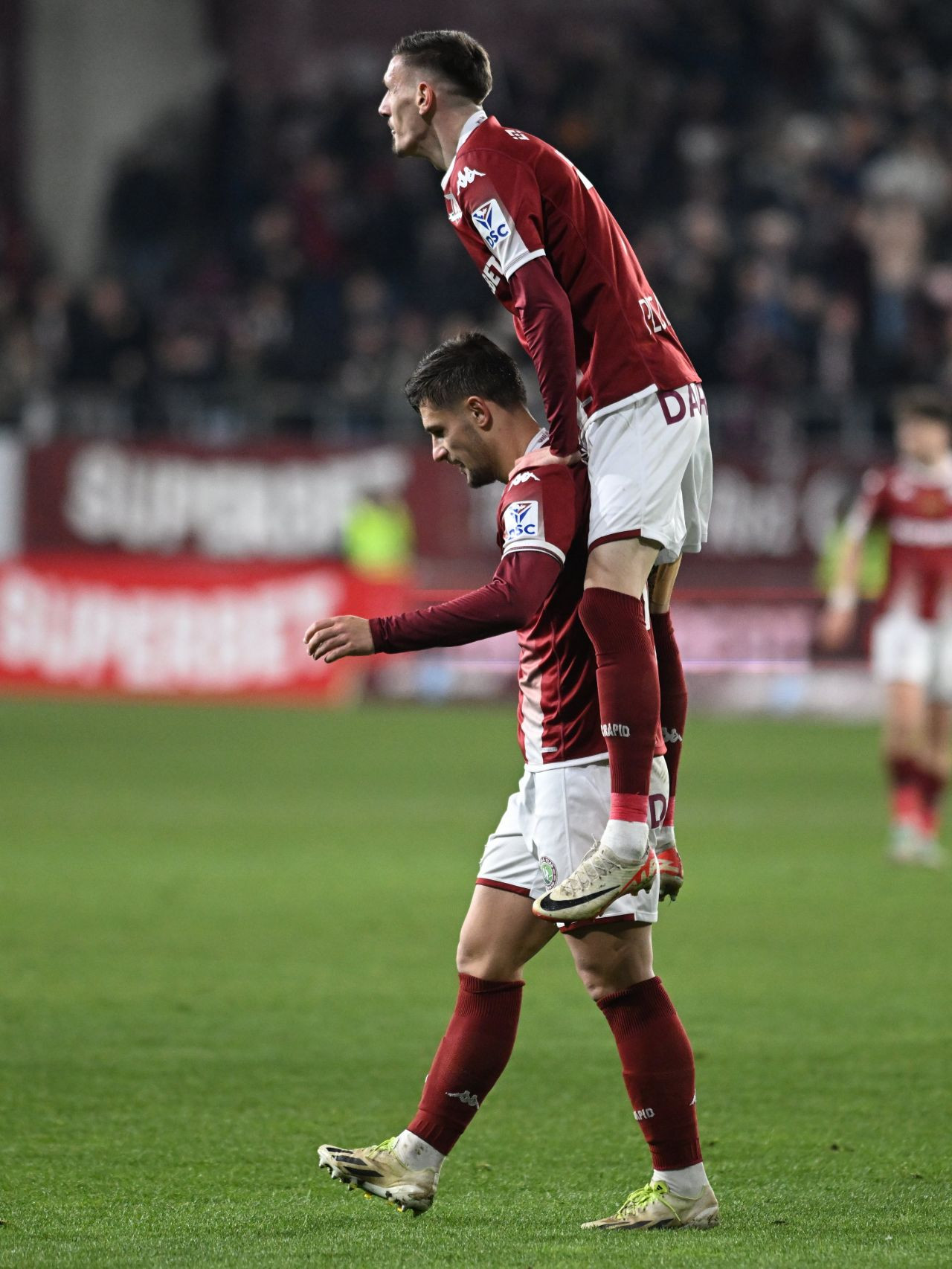 Atentie, imagini GREU de privit! Deac, aproape sa planga pe teren dupa o accidentare HORROR! A fost scos pe targa, cu SLOP de gheata pe picior