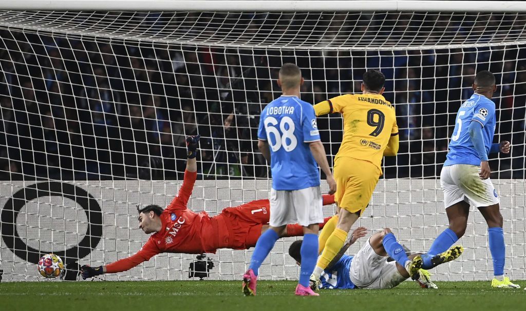 Robert Lewandowski a reușit ce nu se mai făcuse la Barcelona de trei ani în Champions League! Ce a spus Xavi Hernandez după remiza cu Napoli _3