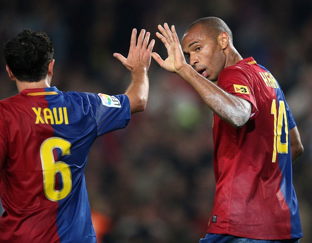 Thierry Henry i-a transmis un mesaj emoționant lui Xavi Hernandez în direct după meciul cu Napoli: „Ești al doilea după Pep!” _2