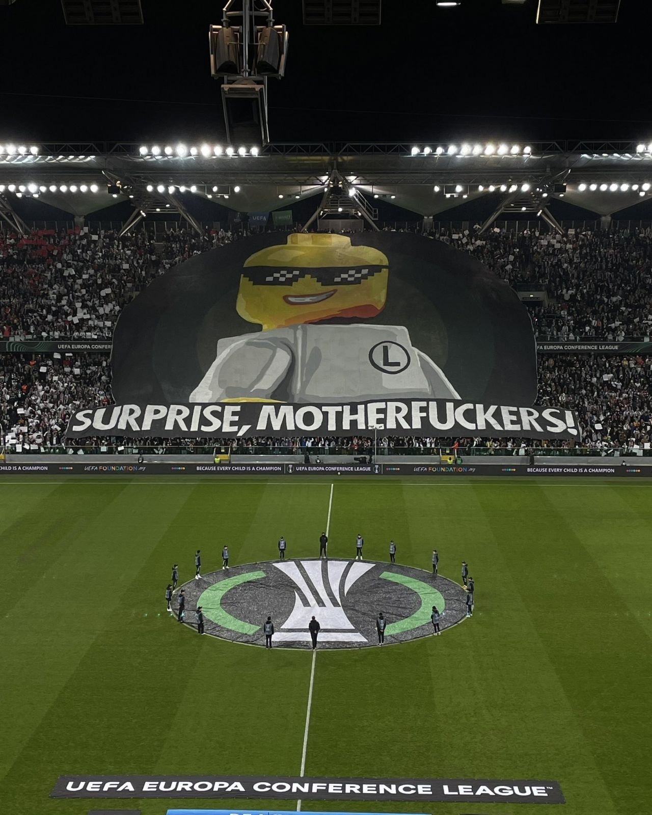 Ultrașii Legiei Varșovia au sfidat UEFA după ce peluza le-a fost închisă: 
