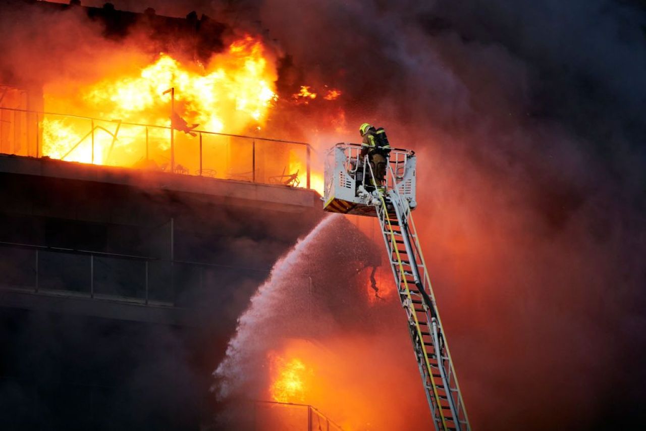 Valencia a obținut amânarea meciului cu Granada, după un incendiu devastator în oraș_5