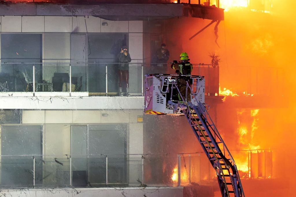 Valencia a obținut amânarea meciului cu Granada, după un incendiu devastator în oraș_6