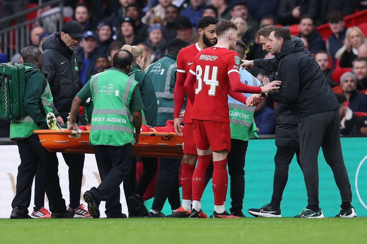 Probleme pentru Liverpool! Fotbalistul s-a accidentat și a fost scos cu targa în timpul finalei Carabao Cup_2