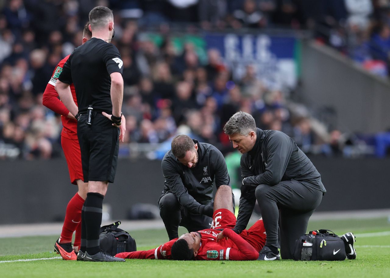 Probleme pentru Liverpool! Fotbalistul s-a accidentat și a fost scos cu targa în timpul finalei Carabao Cup_4