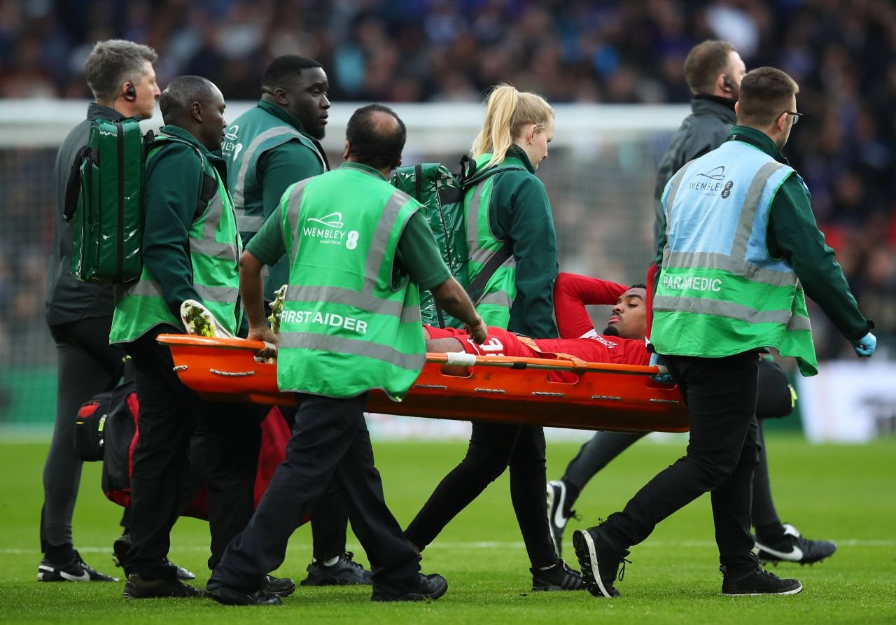 Probleme pentru Liverpool! Fotbalistul s-a accidentat și a fost scos cu targa în timpul finalei Carabao Cup_6