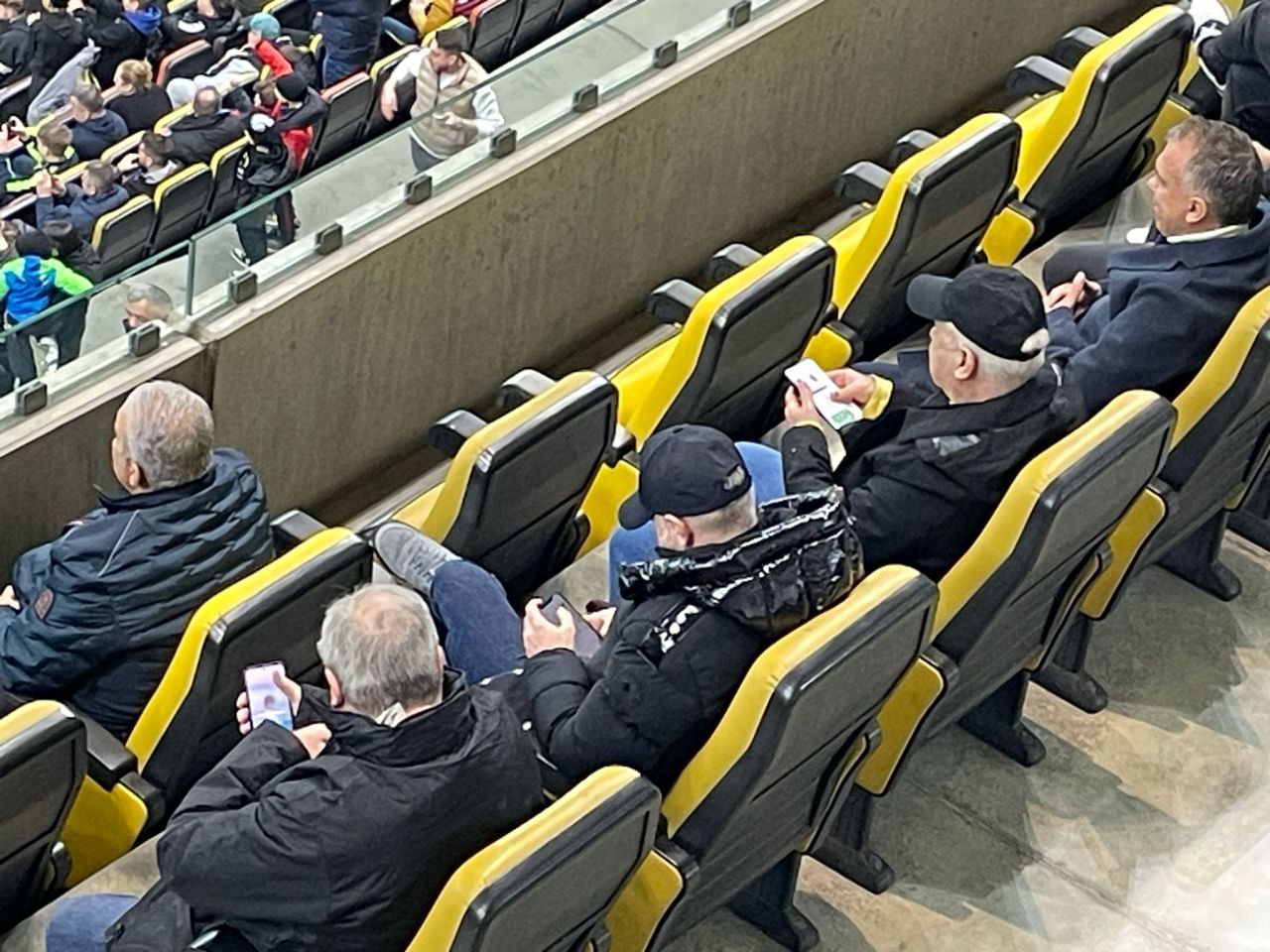 Edi Iordănescu, ”Tata Puiu” și Mihai Stoichiță s-au înfofolit și și-au făcut apariția la meciul FCSB-ului_2