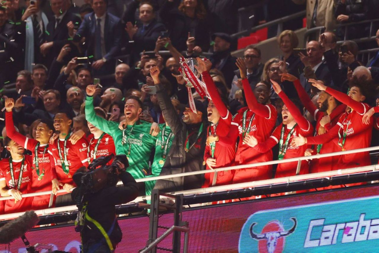 Party pe Wembley! Jurgen Klopp și jucătorii lui Liverpool s-au pozat cu trofeul Carabao Cup_4