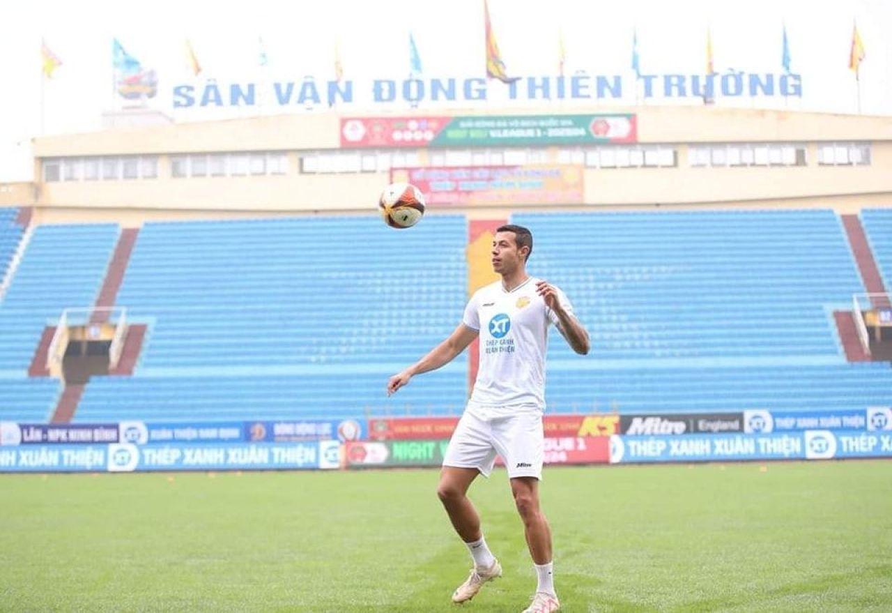 Fostul căpitan al lui Dinamo, prezentat oficial pe un stadion tipic comunist! Când va debuta la liderul campionatului_5