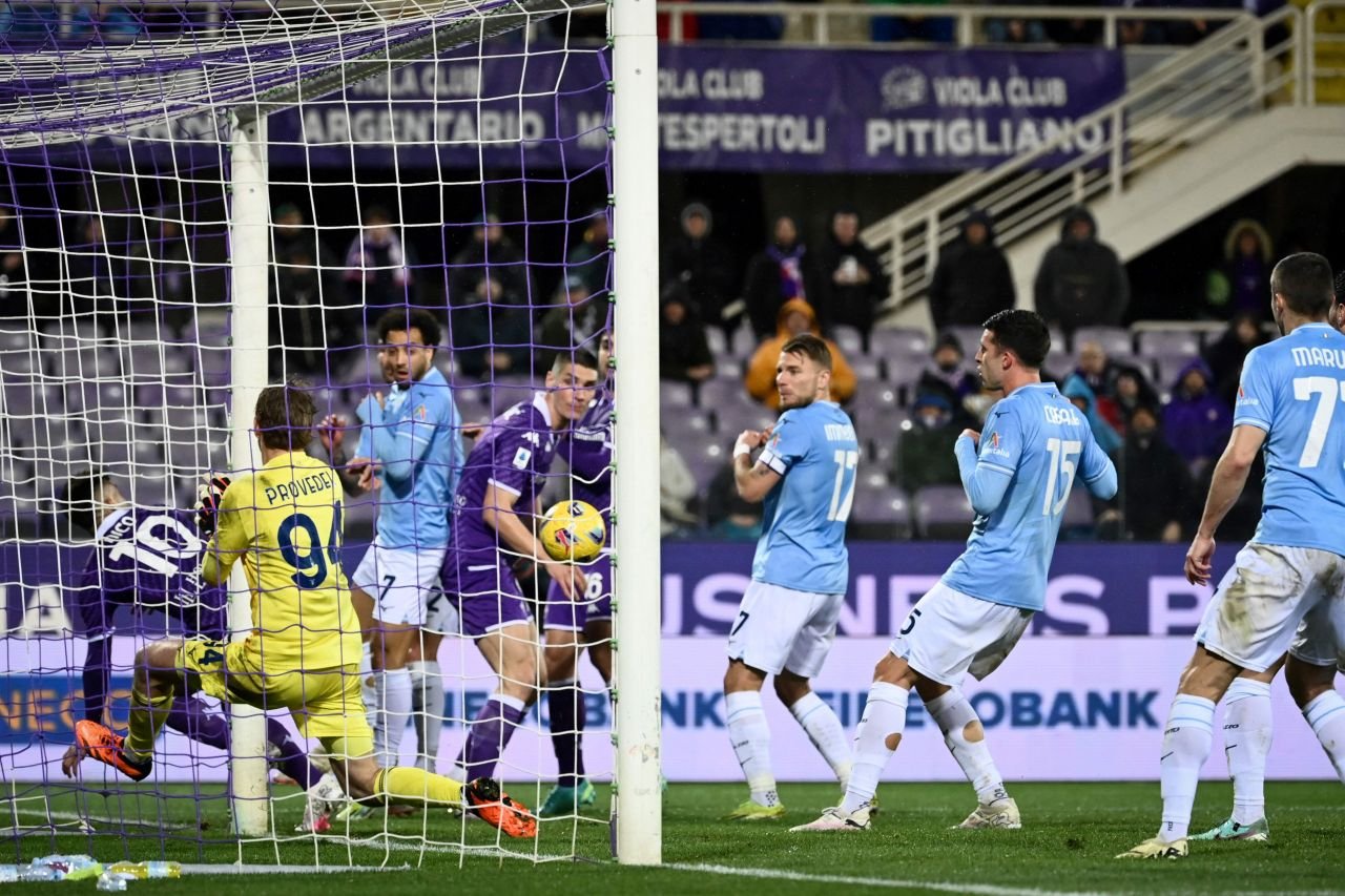 Ca la bar, cu o bere! Ce a putut să facă un comentator TV după ce Fiorentina a dat a patra bară în meciul cu Lazio_3