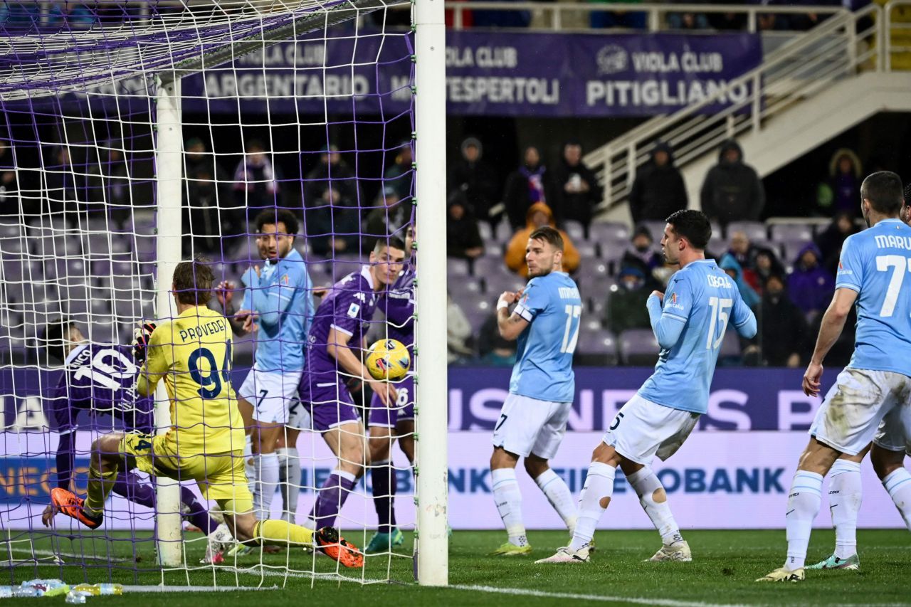Ca la bar, cu o bere! Ce a putut să facă un comentator TV după ce Fiorentina a dat a patra bară în meciul cu Lazio_3