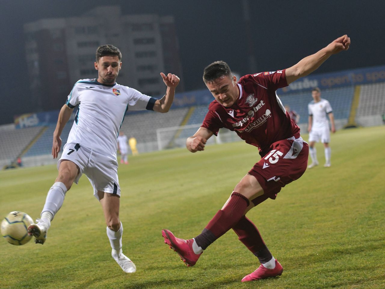 Fundașul st&acirc;nga adus ca mare speranță la Rapid și-a reziliat contractul din Giulești și a semnat cu noua echipă!