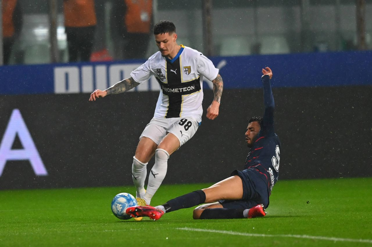 Dennis Man și Valentin Mihăilă, la păm&acirc;nt &icirc;n Parma - Cosenza! &rdquo;Eroarea lui Man a c&acirc;ntărit greu&rdquo;