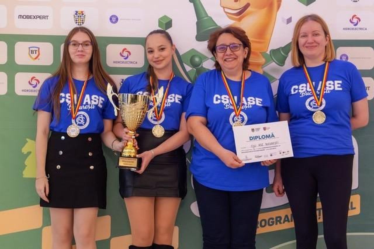 Tinerii-fenomen ai României. Ăsta da simultan la șah: căpitanul echipei, arbitru, antrenor, comentator, manager PR!_4