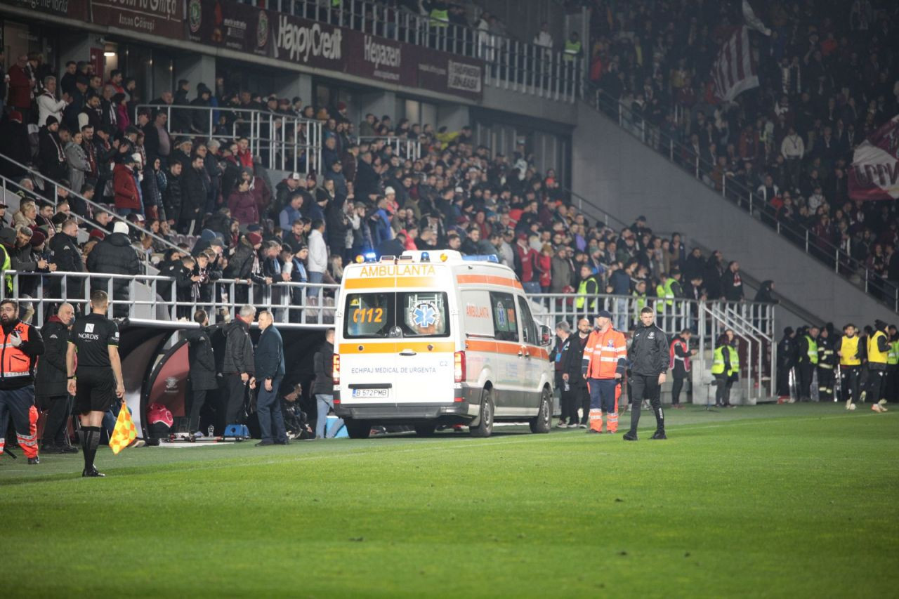 Momente de panică &icirc;n Giulești, la Rapid - UTA. Ambulanța a intrat pe teren. Ce s-a &icirc;nt&acirc;mplat