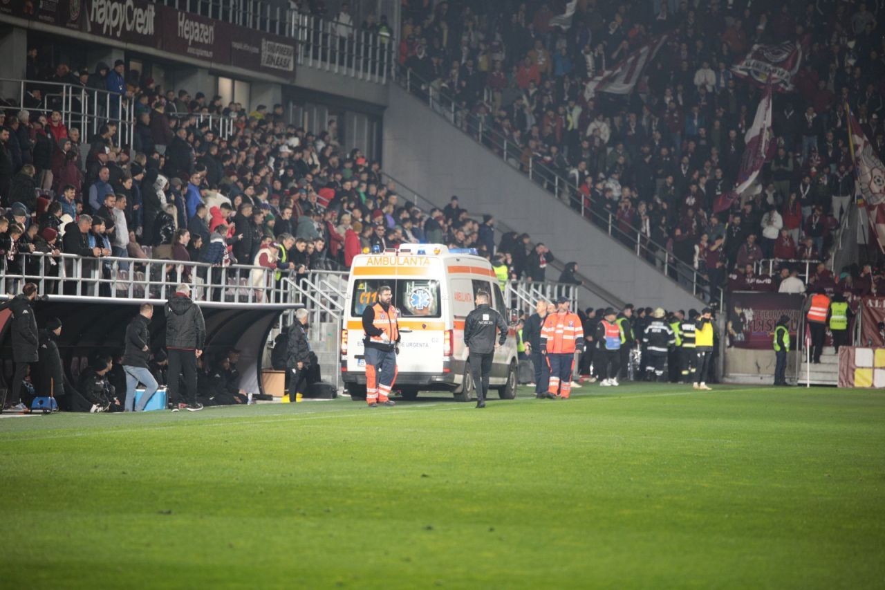 Momente de panică în Giulești, la Rapid - UTA. Ambulanța a intrat pe teren. Ce s-a întâmplat_6