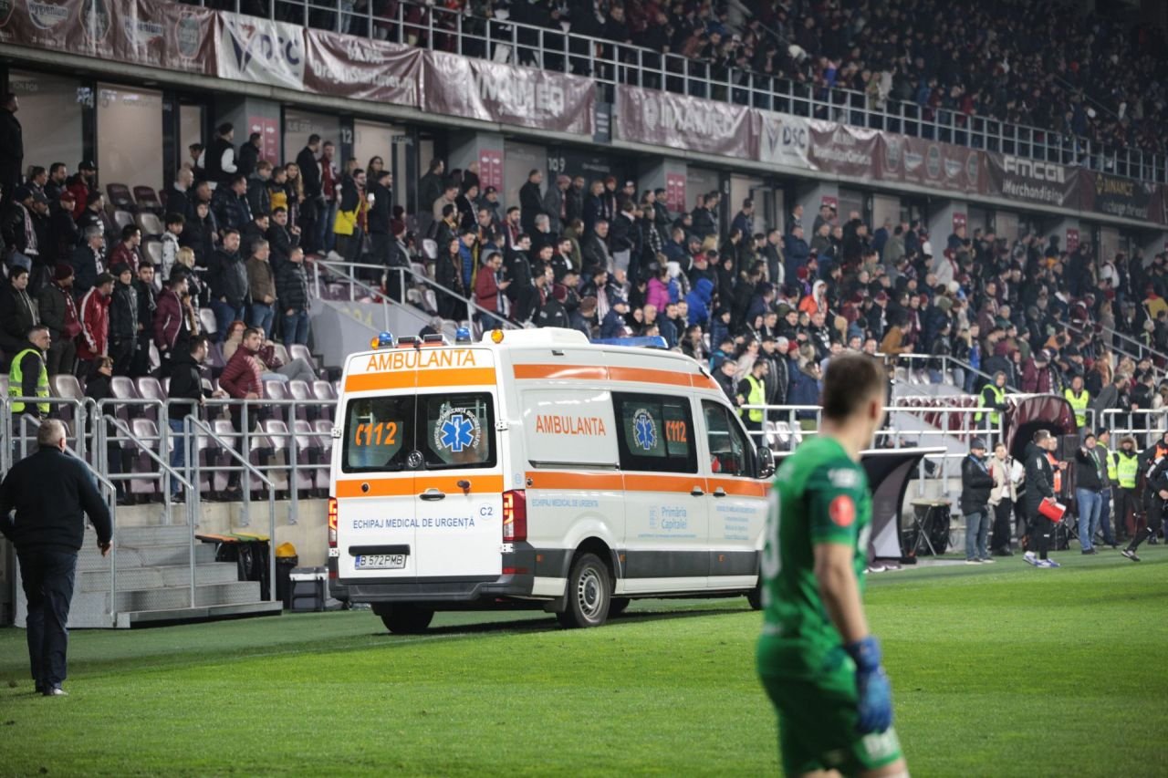 Momente de panică în Giulești, la Rapid - UTA. Ambulanța a intrat pe teren. Ce s-a întâmplat_8