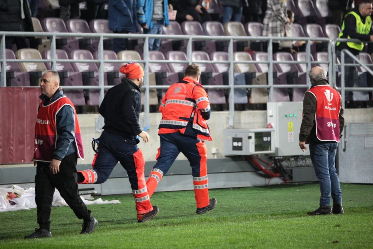 Momente de panică în Giulești, la Rapid - UTA. Ambulanța a intrat pe teren. Ce s-a întâmplat_9